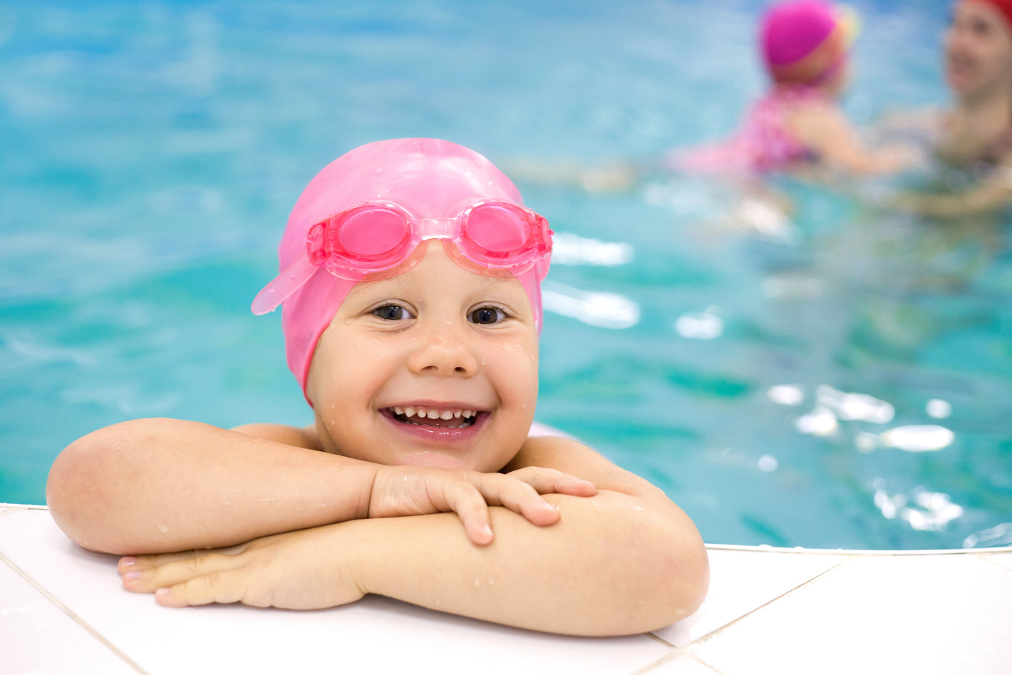 Glückliches Kind das Schwimmen lernt