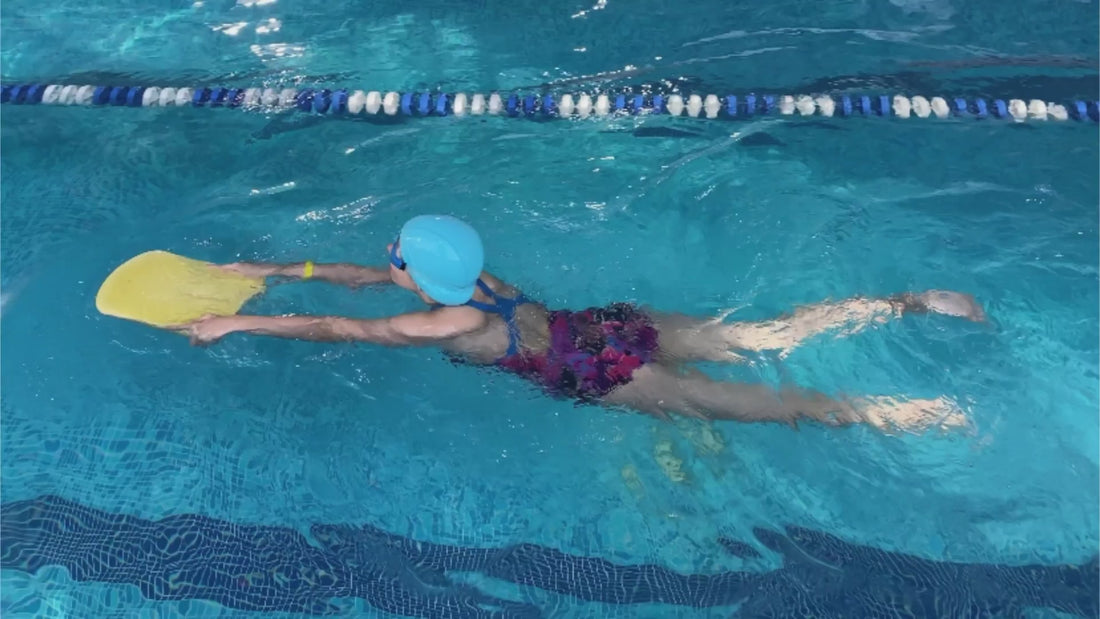 Brustbeinschlag erste Übung Kinderschwimmkurs